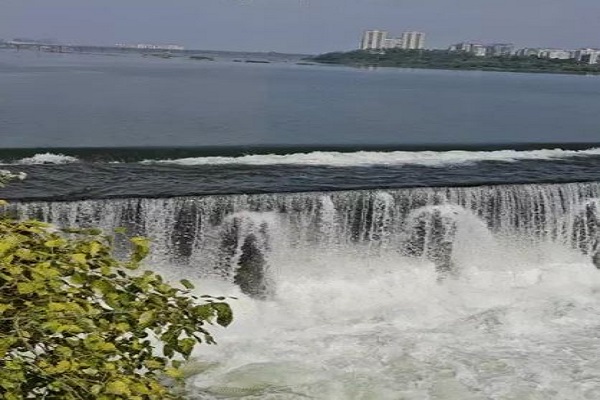 સુરતમાં તાપી નદીમાં પાણીની સપાટી ન ઘટતા કાઝવે છેલ્લા ચાર મહિનાથી બંધ