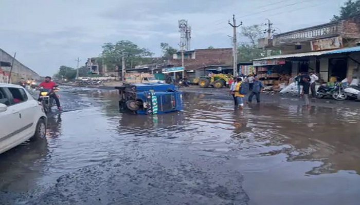 થરાના નેશનલ હાઈવેના સર્વિસ રોડ પર ખાડાઓ અને ભરાયેલા પાણીને લીધે લોકોને મુશ્કેલી