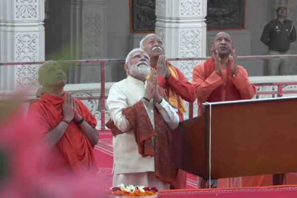 શ્રીરામ મંદિર ઉપર ધર્મ ધજારોહણના દર્શન કરી રહેલા મહાનુભાવો