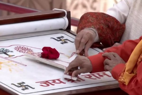 શ્રીરામ મંદિર ઉપર ધર્મ ધજાના રોહણની પ્રક્રિયા કરી રહેલા વડાપ્રધાન નરેન્દ્ર મોદી તથા સરસંઘચાલક મોહન ભાગવત