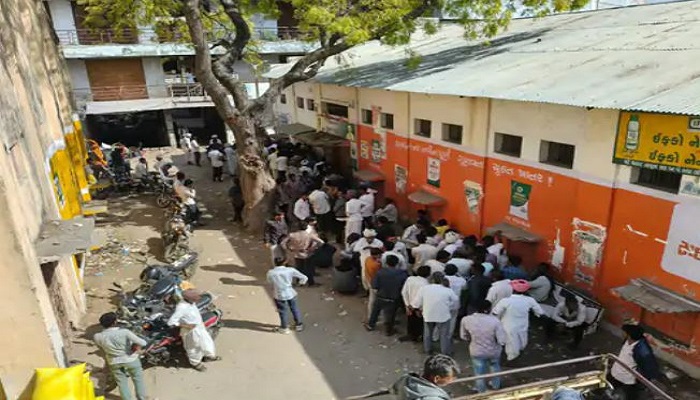 થરાદમાં રવિ સીઝનના ટાણે જ ખાતરની તંગી, ખેડૂતોની લાંબી કતારો લાગી