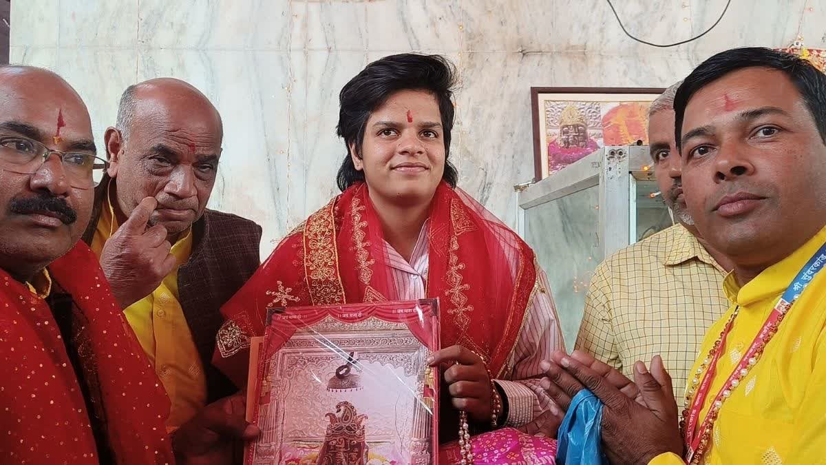 વર્લ્ડ કપ જીત્યા પછી શેફાલી વર્માએ માનસા માતાના મંદિરમાં શીશ ઝુકાવ્યું