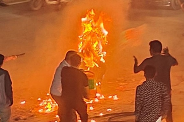 અમદાવાદમાં યુવતી સામે જ યુવકે પેટ્રોલ છાંટી આગ લગાવી, યુવકનું મોત, યુવતી બેભાન