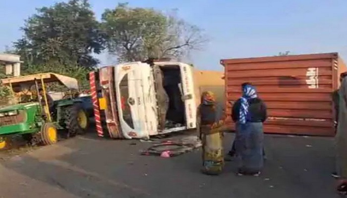 સાવરકૂંડલા નજીક નેશનલ હાઈવે પર કન્ટેનર પલટી જતા કલાકો સુધી ટ્રફિકજામ સર્જાયો