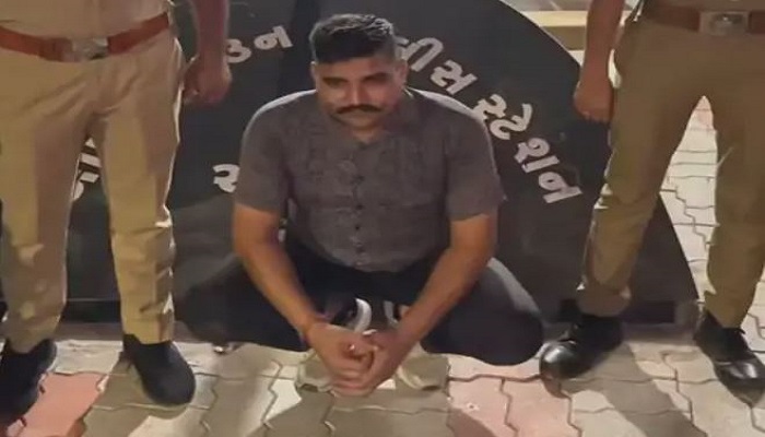 આણંદમાં પોલીસ હોવાની ઓળખ આપીને રોફ જમાવતો નકલી પોલીસમેન પકડાયો