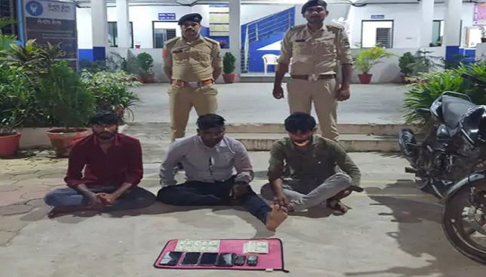 અમેરિકન ડોલર વેચવાના નામે ઠગાઈના કેસમાં પોલીસે ત્રણ શખસોને ઝડપી પાડ્યા