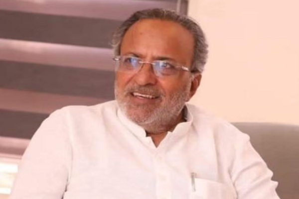 કેબિનેટ મંત્રી અર્જુન મોઢવાડિયાએ રાજભવન ખાતે રાજ્યપાલની શુભેચ્છા મુલાકાત લીધી