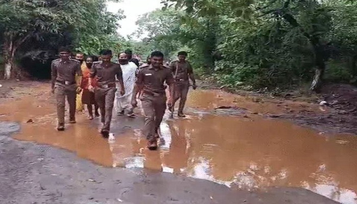 ગિરનારની લીલી પરિક્રમાની સાધૂ-સંતોએ  પૂજનવિધી કર્યા  પ્રતિકાત્મક યાત્રા કરી