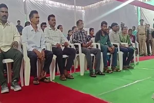 સુરક્ષા દળોના દબાણ હેઠળ હૈદરાબાદમાં 37 માઓવાદીઓએ આત્મસમર્પણ કર્યું