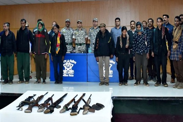 મહારાષ્ટ્રના ગોંદિયામાં 11 નક્સલીઓએ પોલીસ સમક્ષ આત્મસમર્પણ કર્યું