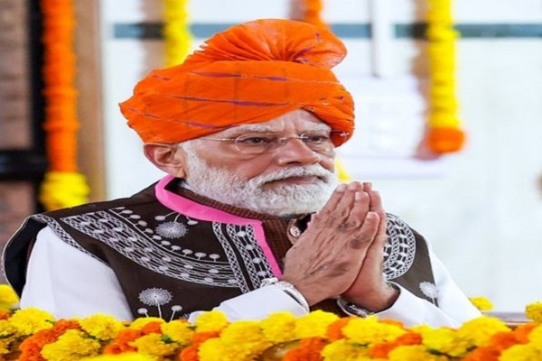 પ્રધાનમંત્રી નરેન્દ્ર મોદીએ ગુજરાતમાં નવ હજાર કરોડના વિકાસકાર્યોનું લોકાર્પણ અને ખાતમુહૂર્ત કર્યું