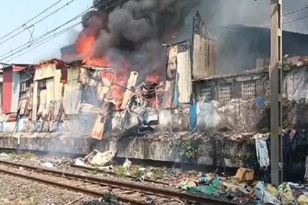 મુંબઈ: ધારાવીમાં ઝૂંપડપટ્ટીમાં આગ લાગી, માહિમ અને બાંદ્રા વચ્ચેની ટ્રેન સેવાઓ ખોરવાઈ