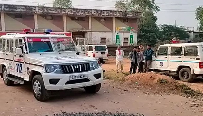 મેઘરજમાં યુરિયા ખાતર ન મળતા ખેડૂતોએ વિતરણ કેન્દ્રના તાળાં તોડી હોબાળો મચાવ્યો