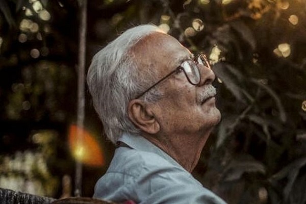 વિનોદ કુમાર શુક્લાને છત્તીસગઢના રાયપુરમાં તેમના નિવાસસ્થાને જ્ઞાનપીઠ પુરસ્કાર એનાયત કરવામાં આવ્યો