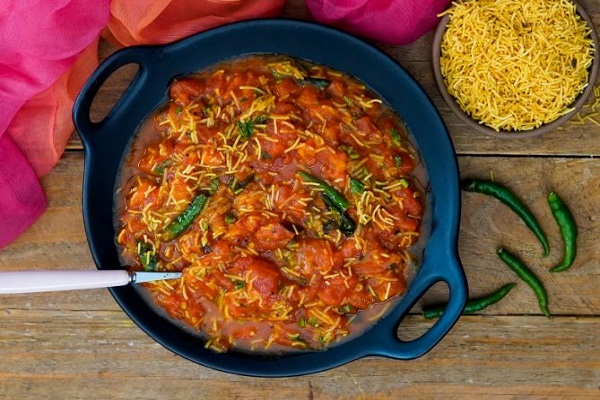 આ સરળ રેસીપી વડે મિનિટોમાં સેવ-ટામેટાનું શાક બનાવો, ઘરે ઢાબા જેવો સ્વાદ મળશે