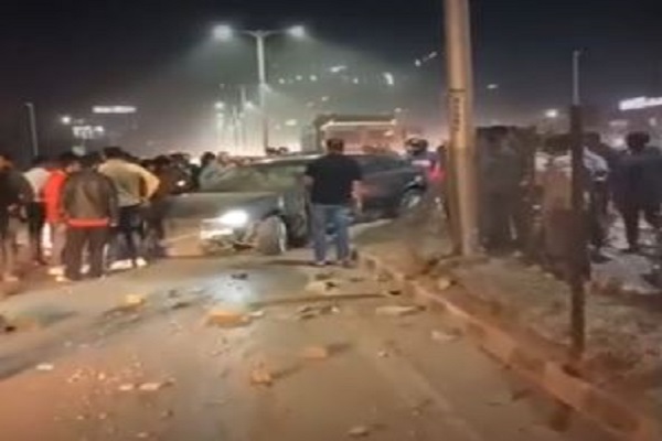 અમદાવાદમાં એસજી હાઈવે પર ડમ્પરે કારને ટક્કર કાર ડિવાઈડર પર ચડી ગઈ