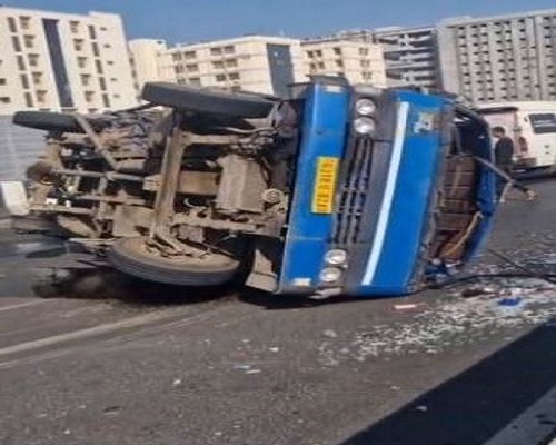 અમદાવાદમાં એસજી હાઈવેના સોલા બ્રિજ પર ટાયર ફાટતા ટેમ્પાએ પલટી ખાધી