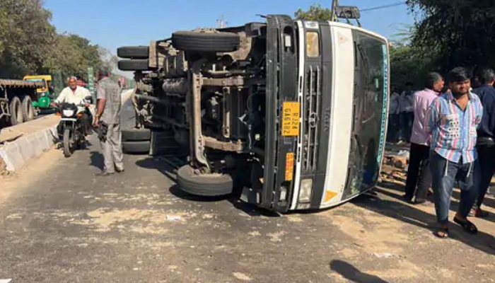 સાણંદ નજીક દારૂ ભરેલી આયસર ટ્રકે પલટી ખાતા લોકોએ દારૂની બોટલોની લૂંટ ચલાવી