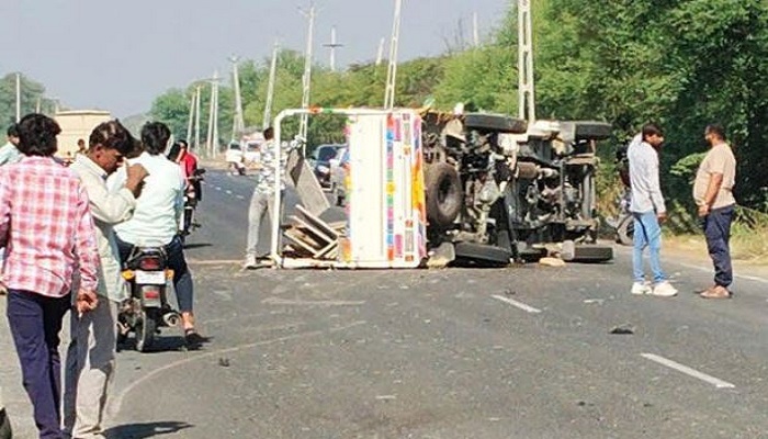 માંડલ-વિરમગામ હાઈવે પર પીકઅપ વાન અને બે કાર વચ્ચે સર્જાયો અકસ્માત