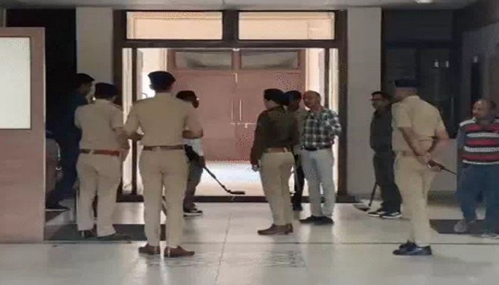 વડોદરા કલેકટર કચેરીને બોમ્બથી ઉડાવી દેવાનો ધમકીભર્યો ઈ-મેલ મળ્યો