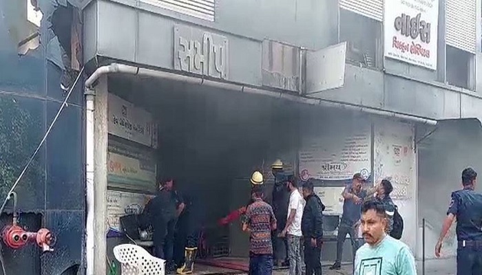 ભાવનગરમાં કાળાનાળા નજીક સમીપ કોમ્પ્લેક્સમાં આગ લાગતા 19 લોકોને રેસ્ક્યુ કરાયાં