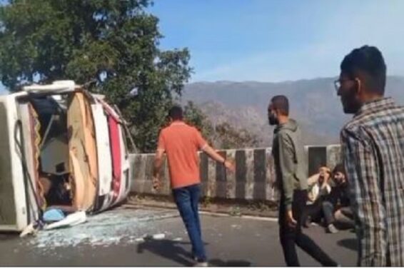 Bus overturns in mount abu