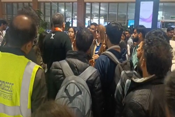 દિલ્હી-NCR: પ્રદૂષણ-ધુમ્મસને પગલે હવાઈ અને રેલવે વ્યવહાર ખોરવાયો