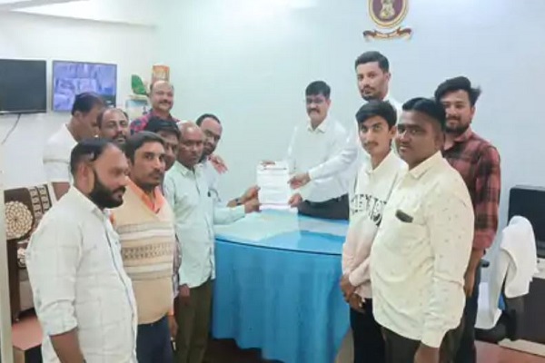 જુના ડીસામાં ઓવરલોડ ડમ્પરો અને ગેરકાયદે ખનન સામે ગ્રામ પંચાયતે કલેકટરને કરી રજુઆત