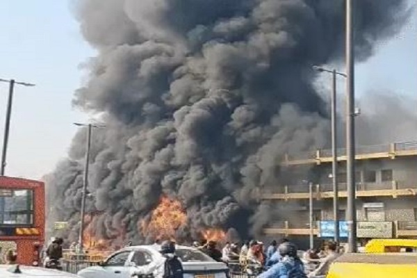 અમદાવાદમાં વિરાટનગર બ્રિજ પાસે 18 દૂકાનોમાં લાગી આગ ભારે જહેમત બાદ કાબુમાં આવી