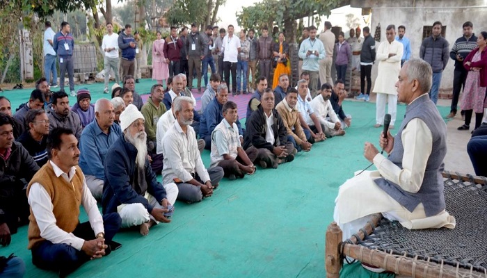 સોજીત્રાના પલોલ ગામે રાજ્યપાલએ પ્રાકૃતિક કૃષિમાં દેશી ગાયના મહત્વ વિશે માર્ગદર્શન આપ્યું