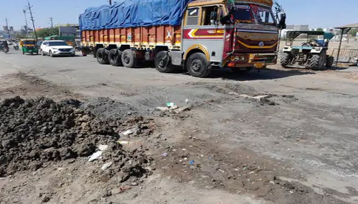 ધ્રાંગધ્રા-કુડા રોડ પરનો નર્મદા કેનાલનો બ્રિજ બંધ કરાતા મીઠાના ઉત્પાદકો મુશ્કેલીમાં મુકાયા