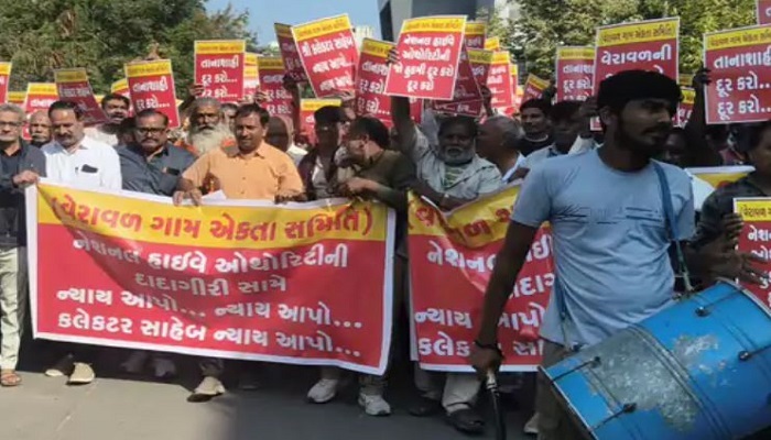 શાપર-વેરાવળ નજીક ઓવરબ્રિજ બનાવવા સામે ગ્રામજનોનું ઢોલ-નગારા સાથે વિરોધ પ્રદર્શન