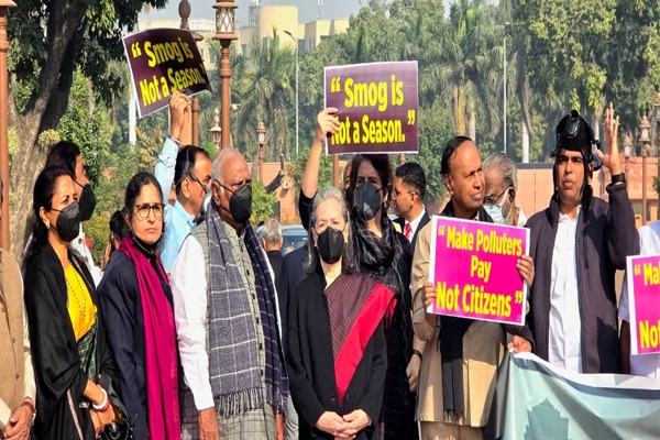 દિલ્હીમાં વાયુ પ્રદૂષણ મામલે સંસદ પરિસરમાં વિપક્ષનો દેખાવો, ભાજપ-AAP ઉપર કર્યાં આકરા પ્રહાર