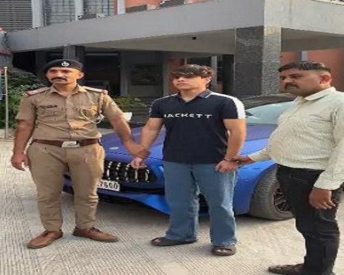 સુરતમાં મર્સિડીઝ કાર પર જોખમી સ્ટંટ કરતા નબીરાની પોલીસે કરી અટકાયત