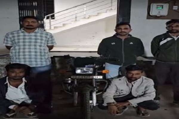 સુરતમાં મોબાઈલ ફોન ઝૂંટવીને બાઈક પર નાસી જતા બે સ્નેચર પકડાયા