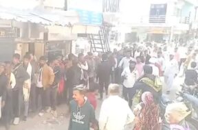 Thara, farmers line up to get urea fertilizer