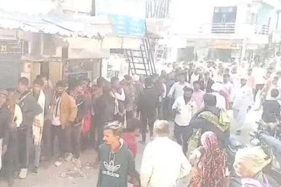 Thara, farmers line up to get urea fertilizer