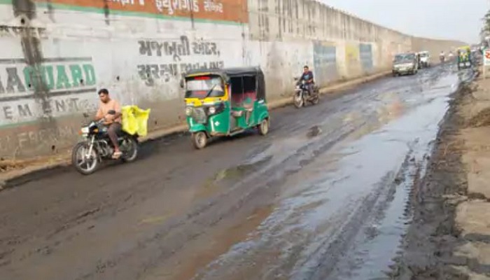 થરામાં નેશનલ હાઈવે પરના બન્ને સાઈડના સર્વિસ રોડની જર્જિરિત હાલત, લોકો પરેશાન