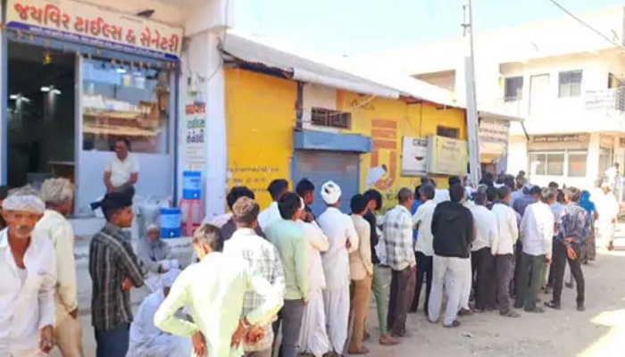 બનાસકાંઠાના દાંતીવાડા અને ભાંભર તાલુકામાં યુરિયા ખાતરની તંગી, ખેડૂતોની લાંબી લાઈનો