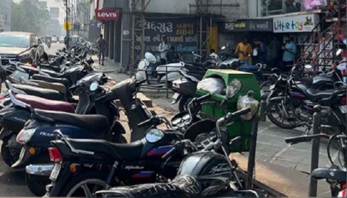 ગુજરાતમાં મહાનગરો માટે પાર્કિંગની નવી પોલીસી બનાવાશે, ફુટપાથ પર વાહનો રાખી શકાશે નહીં