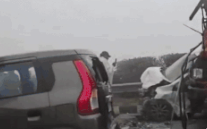 ગાઢ ધુમ્મસને કારણે ઇસ્ટર્ન પેરિફેરલ એક્સપ્રેસવે પર બે સ્થળે અકસ્માત: 15થી વધુ વાહનો અથડાયા