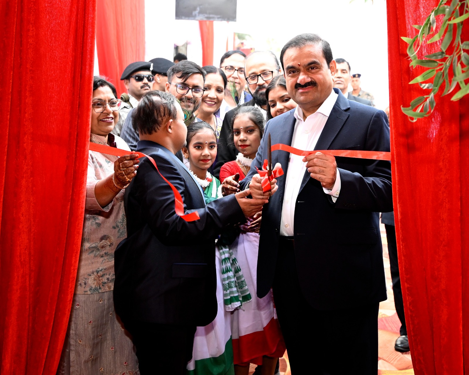 અદાણી ગ્રુપના ચેરમેન ગૌતમ અદાણીએ “પહલા કદમ સ્કૂલ” ની મુલાકાત લીધી, દિવ્યાંગ બાળકો માટે નયી ઉડાન કાફેનું ઉદ્ઘાટન