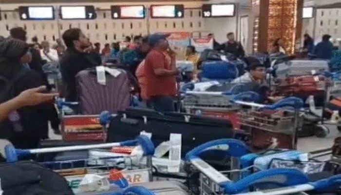 ગુજરાતમાં ઈન્ડિગોની એક ડઝન ફ્લાઈટ રદ થતા એરપોર્ટ પર પ્રવાસીઓએ હોબાળો મચાવ્યો