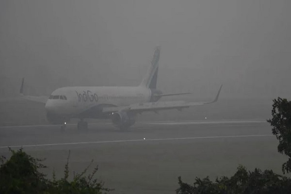 દિલ્હીમાં ધુમ્મસ અને પ્રદૂષણનો બેવડો પ્રકોપ, 129 ફ્લાઇટ્સ રદ