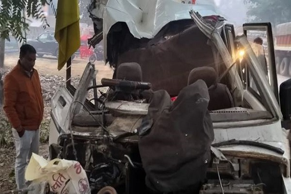 અયોધ્યામાં શ્રદ્ધાળુઓને લઈ જતી બોલેરો ટ્રેક્ટર-ટ્રોલી સાથે અથડાતા ત્રણ લોકોના મોત