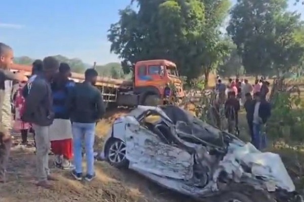 છત્તીસગઢમાં ટ્રક સાથે કાર અથડાઈ, 5 લોકોના ઘટનાસ્થળે જ મોત