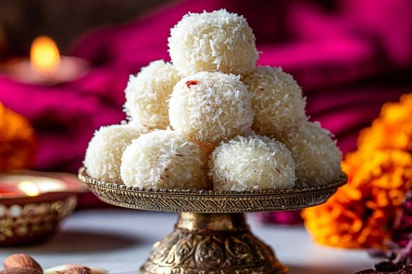 મીઠી વસ્તું ખાવાનું મન થાય તો બનાવો મિલ્કમેઇડ્સ કોકોનટ લાડુ, જાણો સરળ રેસીપી