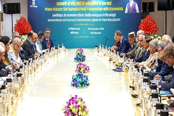 અર્થશાસ્ત્રીઓએ દેશના મેન્યુફેક્ચરિંગ અને સર્વિસ સેક્ટરમાં સ્પર્ધાત્મકતા વધારવા સૂચનો આપ્યા