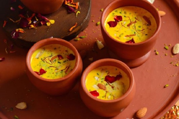 શિયાળાની ઋતુમાં બનાવો કેસર બદામનું દૂધ, જાણો સરળ રેસીપી