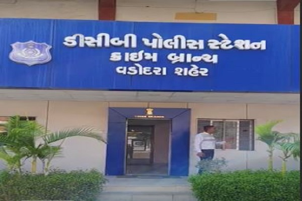 ATMમાં લોકોને મદદ કરવાના બહાને કાર્ડ બદલીને ઠગાઈ કરતો રિઢો આરોપી પકડાયો